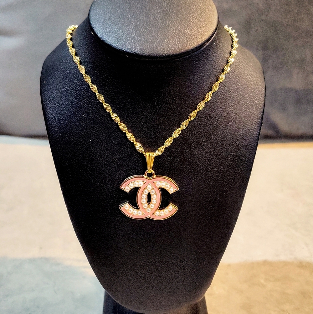 CHANEL CC GOLD-PLATED PENDANT ON NECKLACE & CHANEL CC HEART EARRINGS FAUX PEARLS - Picture 6 of 16